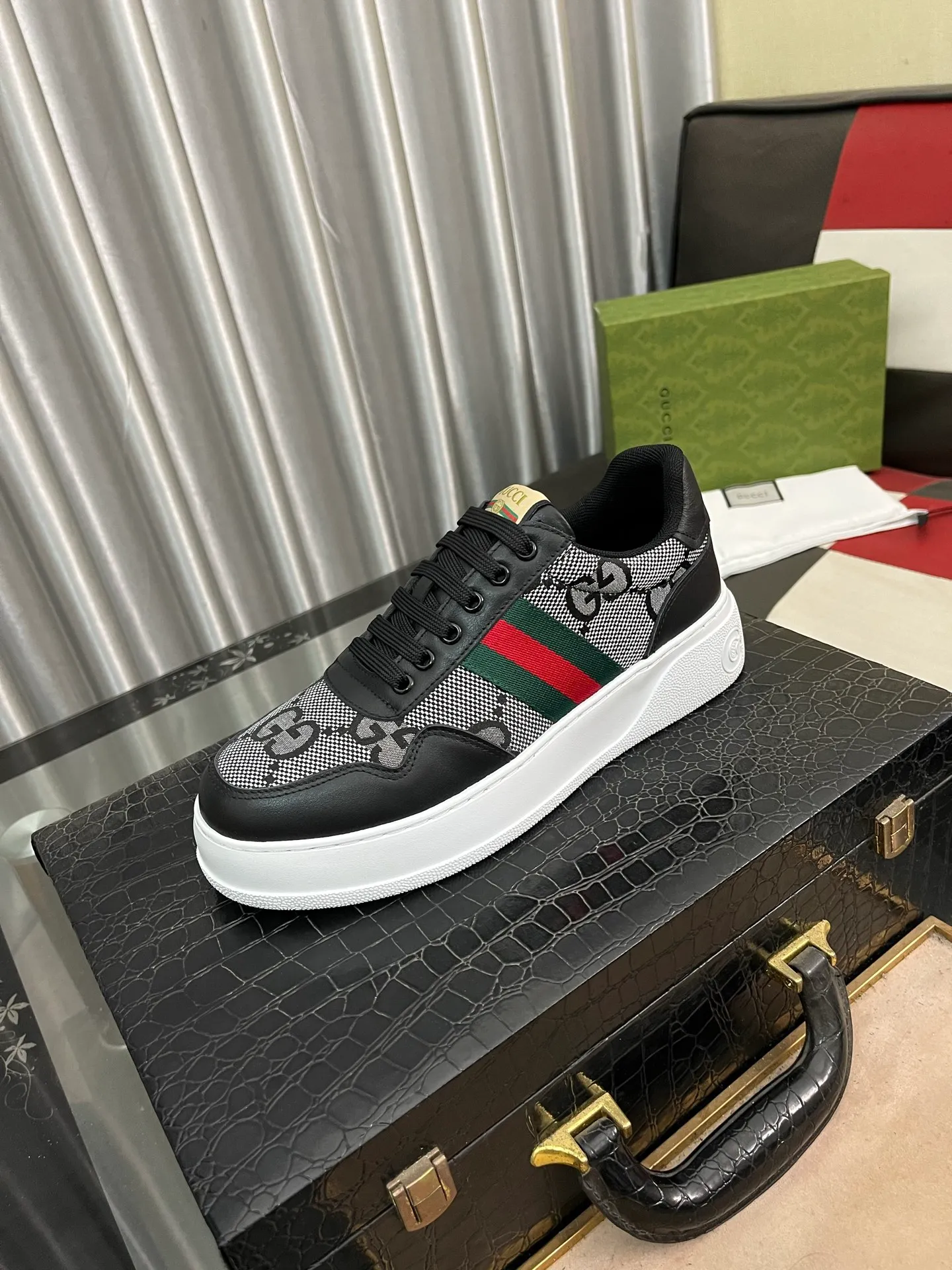 Men's shoes💰420⌚️⌚️[GUCCI] Gucci men's casual shoes are absolutely popular🔥The ultimate matching item for trendy men! The charm of super texture is unstoppable. This is the main recommendation. The upper is made of high-quality cowhide, with pig lining feet and wear-resistant rubber sole. It is noble and elegant! Extremely comfortable🎁🎁You can be as handsome as you want💪 Size 38-44! 3️⃣colors available